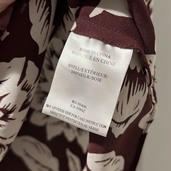 Cute silk keyhole back top from Theory - Picture 3 of 6